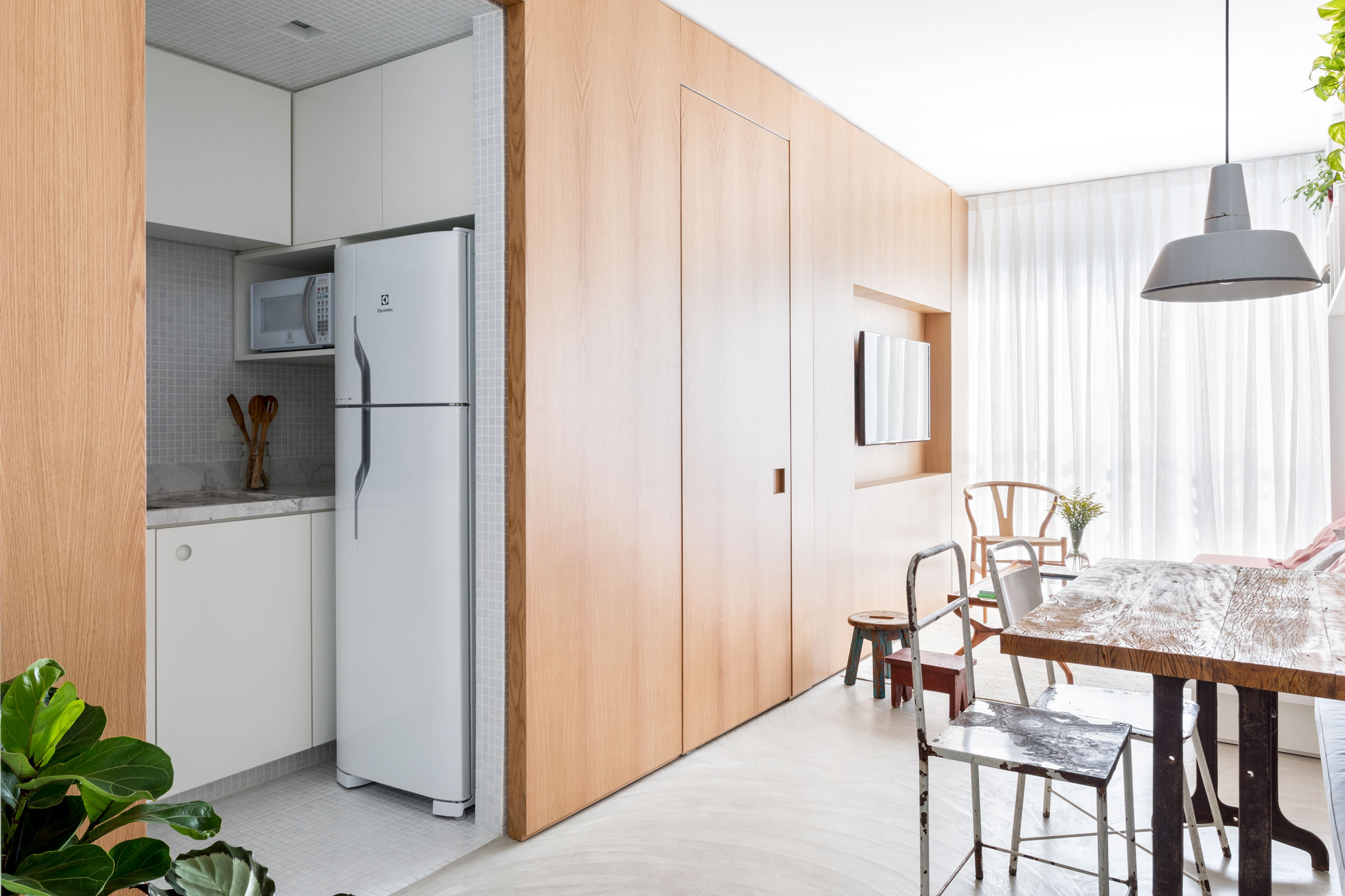 Реновиран апартамент предлага поглед към идеи за малка кухня