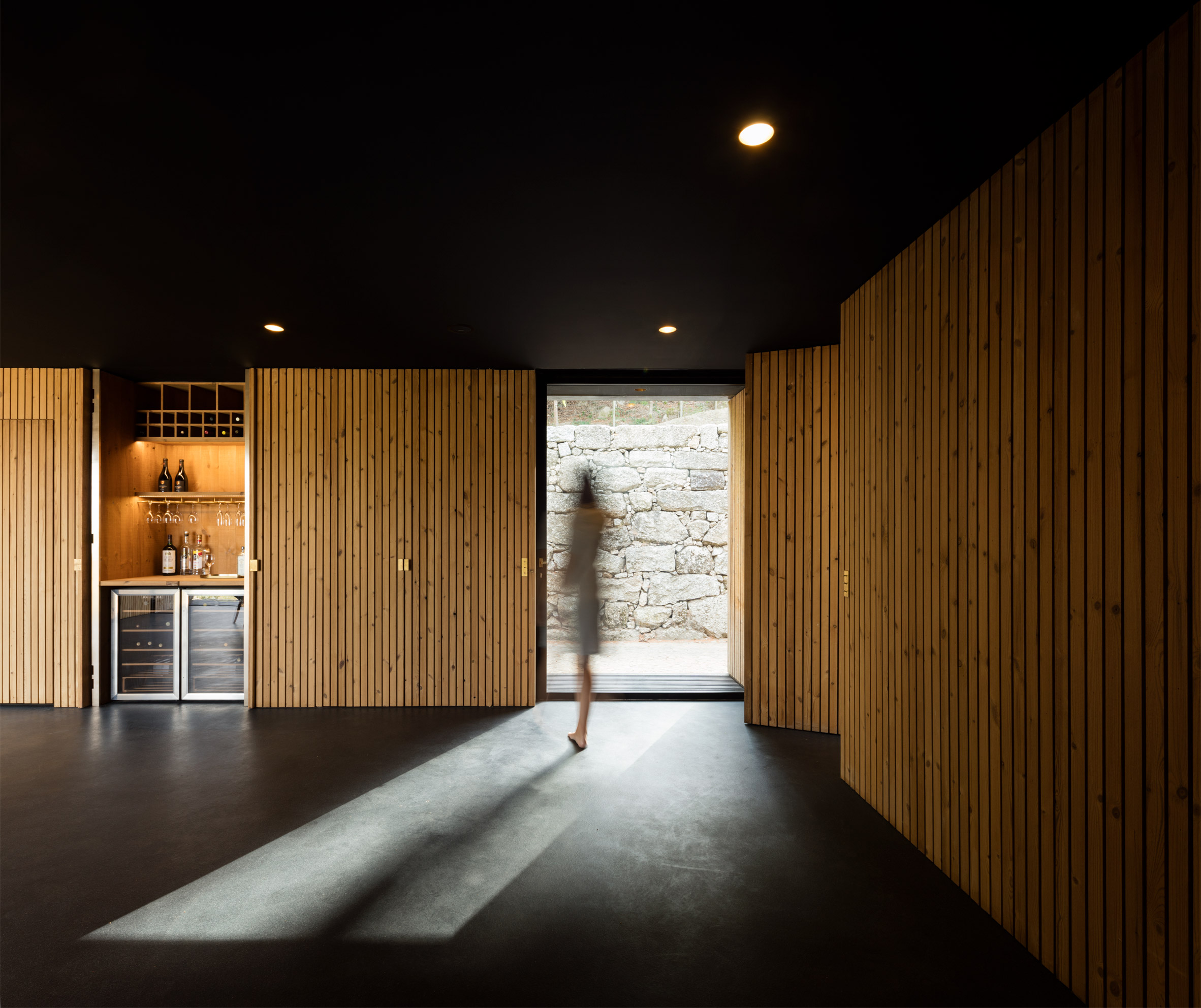 Дървени стени покриват скрити пространства в малка къща | 11 апр 2019