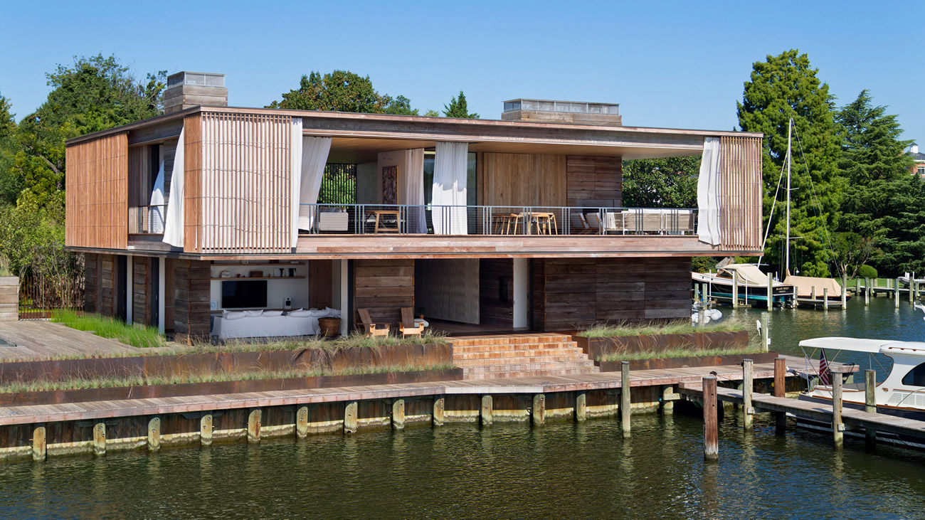Къща от дърво е проектирана с тераси и балкони в залива Чесапийк