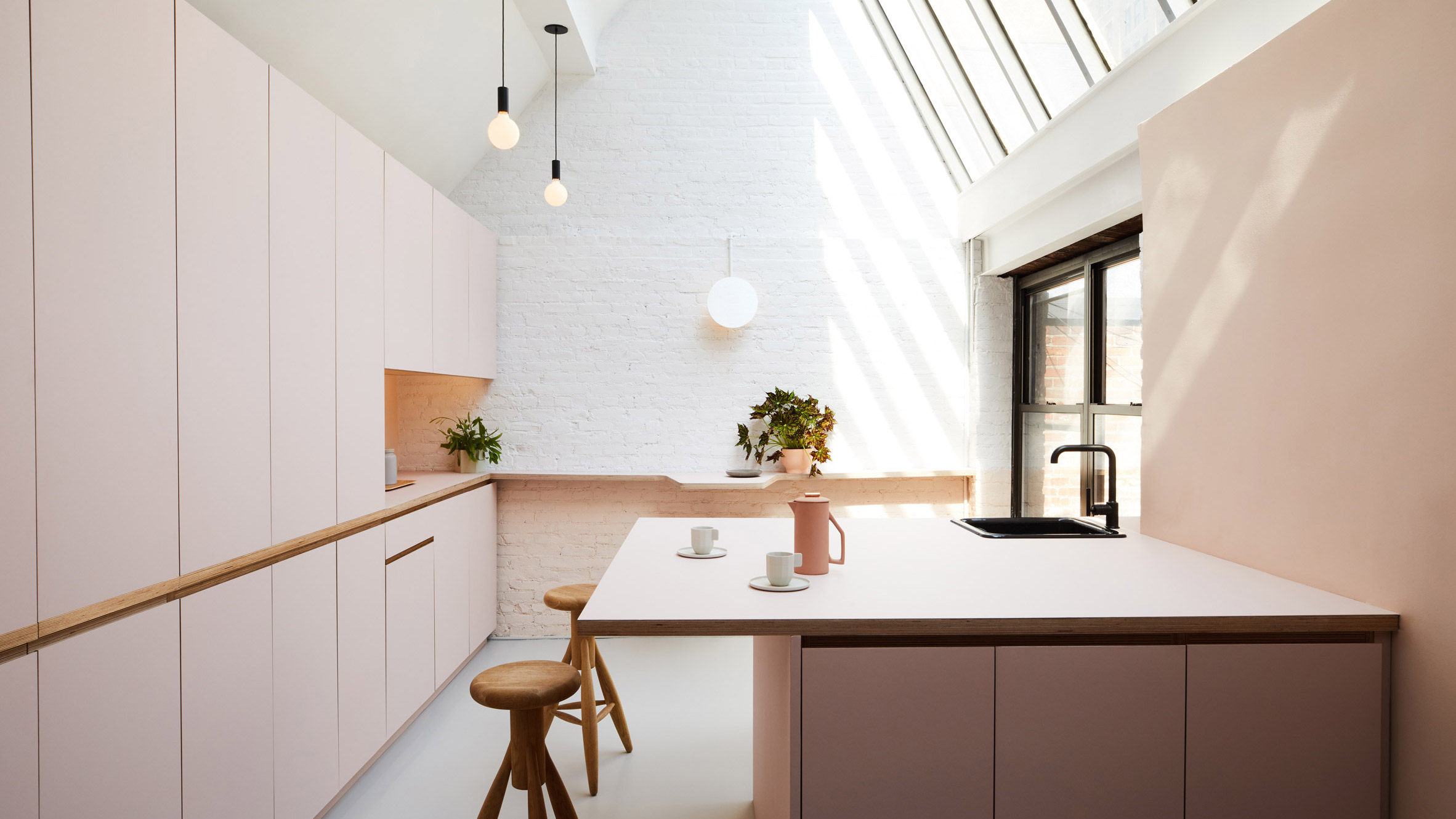 GRT Architects създават офис в Ню Йорк с розова кухня и тъмна "стая за дрямка"