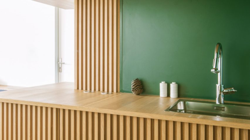 Atelier Sagitta представя смарагдовозелена кухня за апартамент в Париж