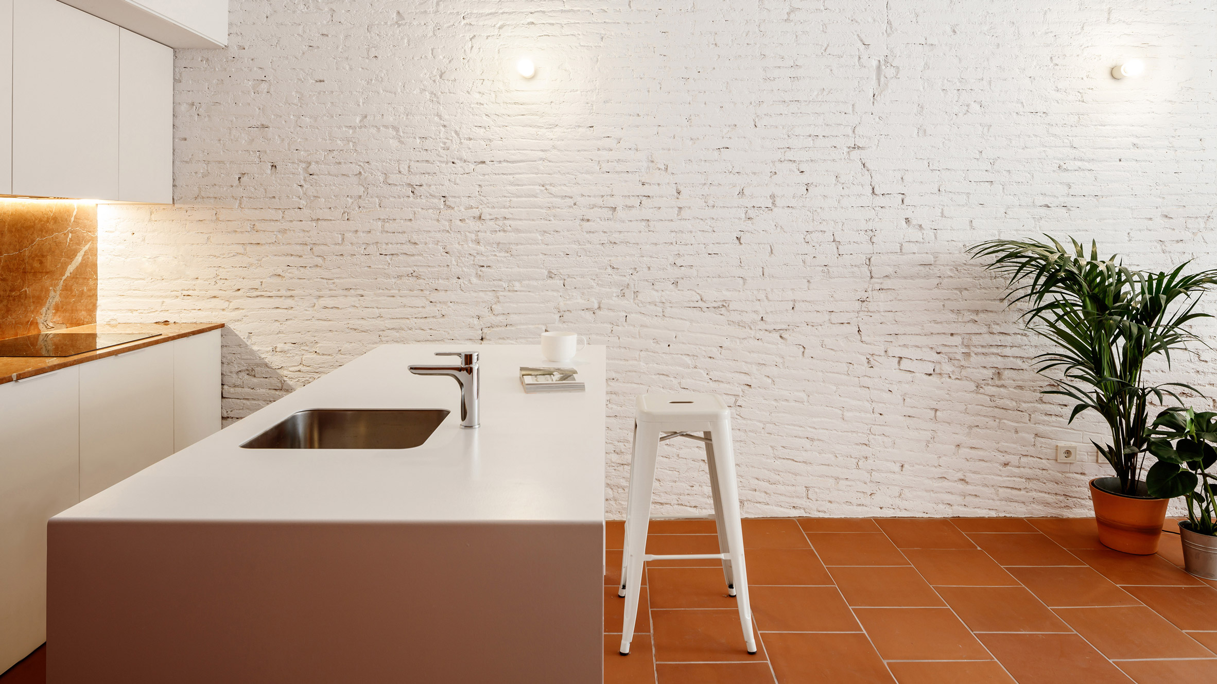 CRÜ комбинира теракотени текстури в апартамент в Барселона